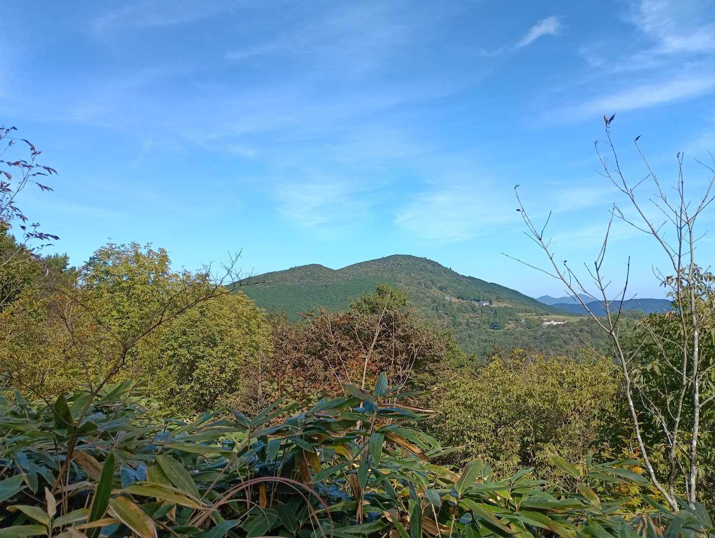 法華山山頂から羅漢山（正面）と小羅漢山（左側の小ピーク）を望む。