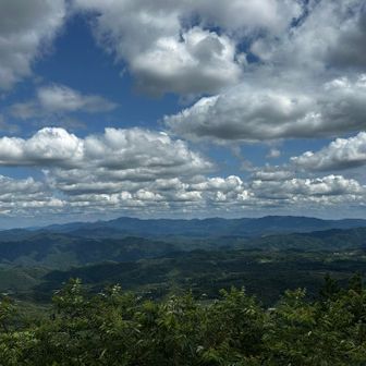 展望テラスからの眺望🕊️
幾重にも山々が連なっている╰(*´︶`*)╯♡