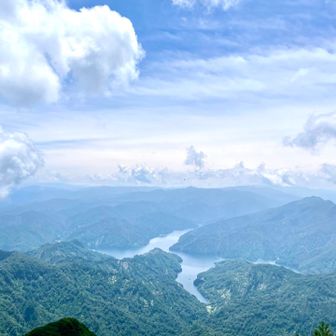 田子倉湖
水力発電用の人工湖で奥只見ダムと並んで日本国内では最大規模なのだそう
形が手裏剣みたいだニン
