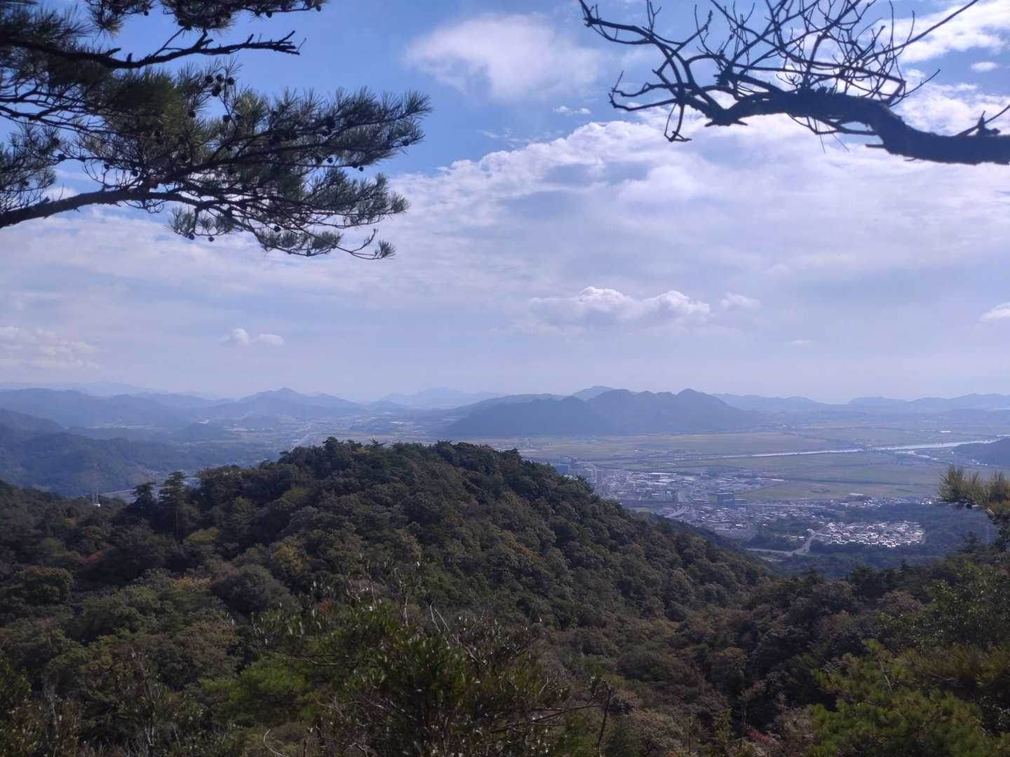 頂上直下の急登を少し登ったところから
火の山、亀尾山、楞厳寺山、大平山などが見えました！