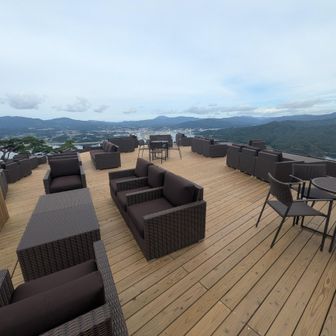 メインテラス
（カフェスタンド）
OPEN前でしたが入れました！誰も居ない😁

※営業時間外は、監視カメラや多分、屋外センサーも設置されていると思うので侵入しないようにしましょう！