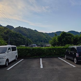 向こうの稜線を歩きます。