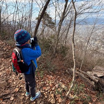 眺望の良いところで小休憩☕️
単眼鏡で山形市内捜索
すると…見えた😳
新幹線‼️