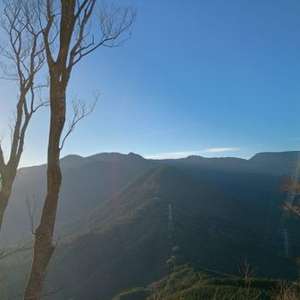 大磨山から花山越、鍵山、善神尾根を経て皿ヶ嶺連峰へ至る稜線。