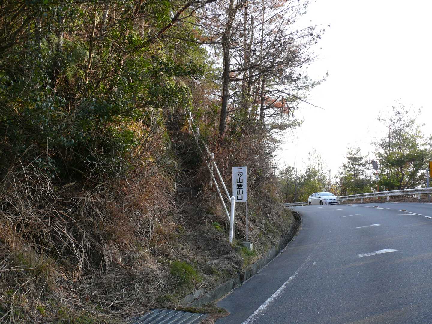 目立つ👀二ッ山登山口
この道路の先に東広島PCRセンター(2022/1/31まで)があります