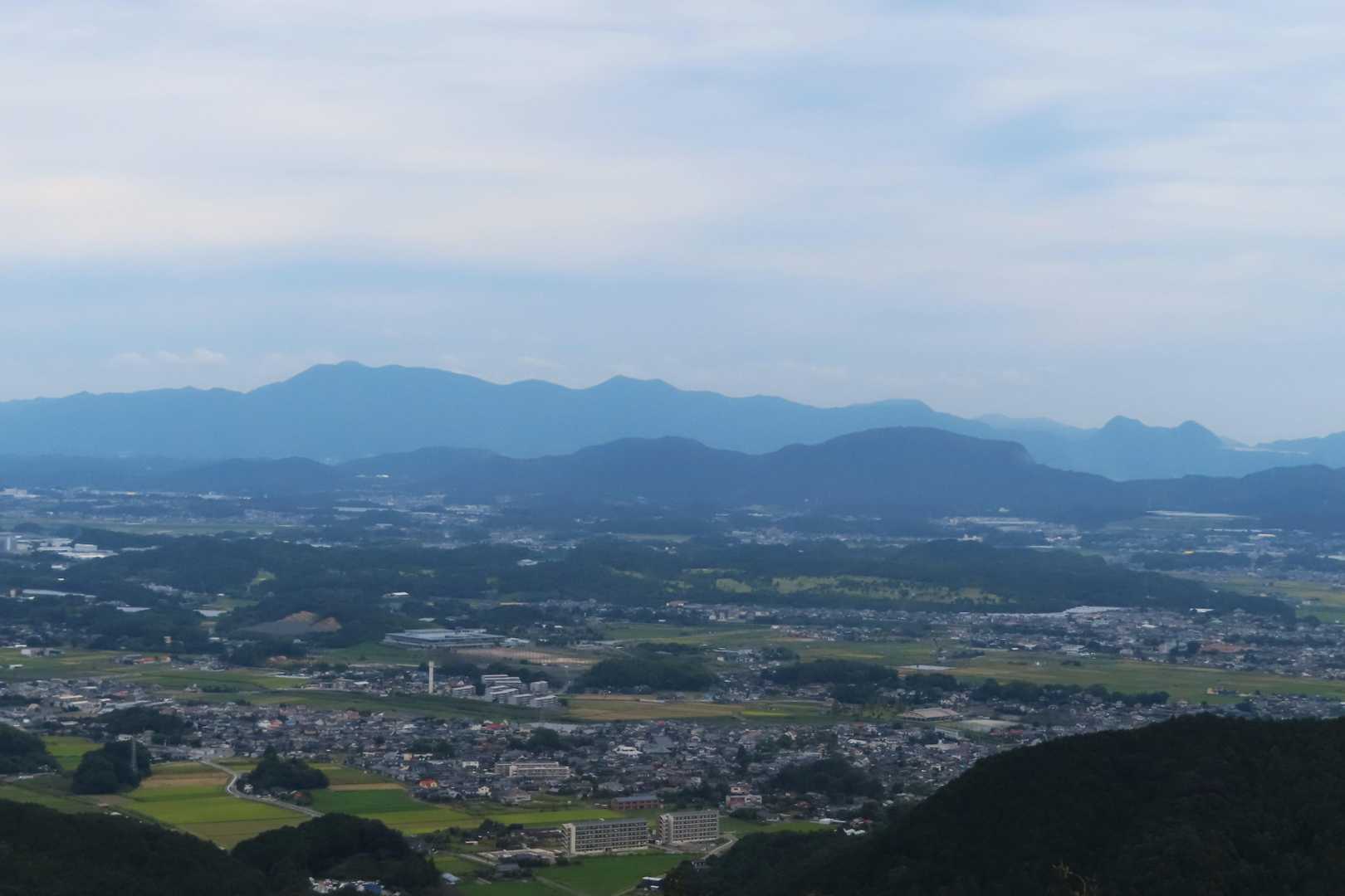 正面奥に福智山から香春岳、手前は関の山