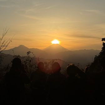 たくさんの人。
ここはみんな立って見るし。