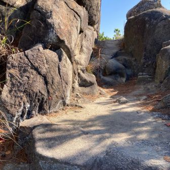 この岩の上が鍾秀峰（しょうしゅうほう）