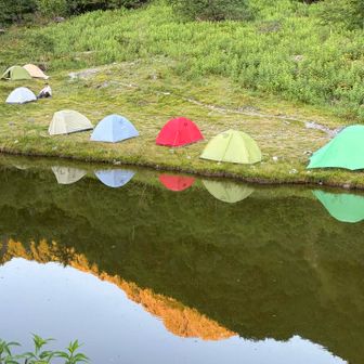 モルゲン北岳が御池に浮かぶ