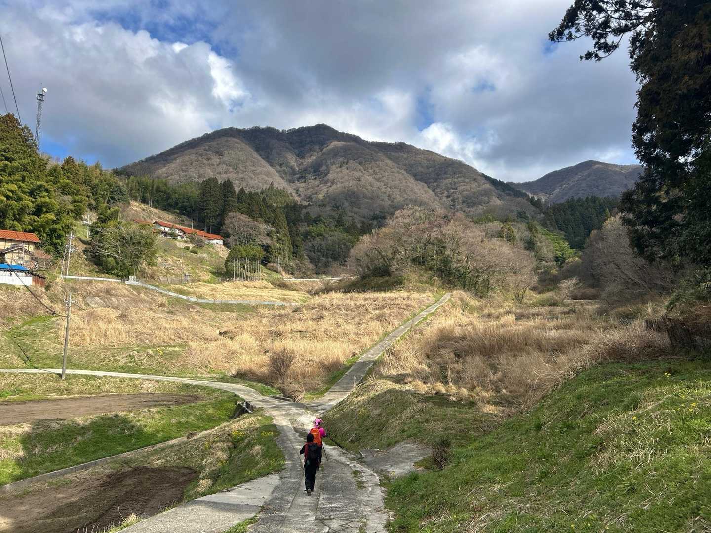 正面右奥が大江高山