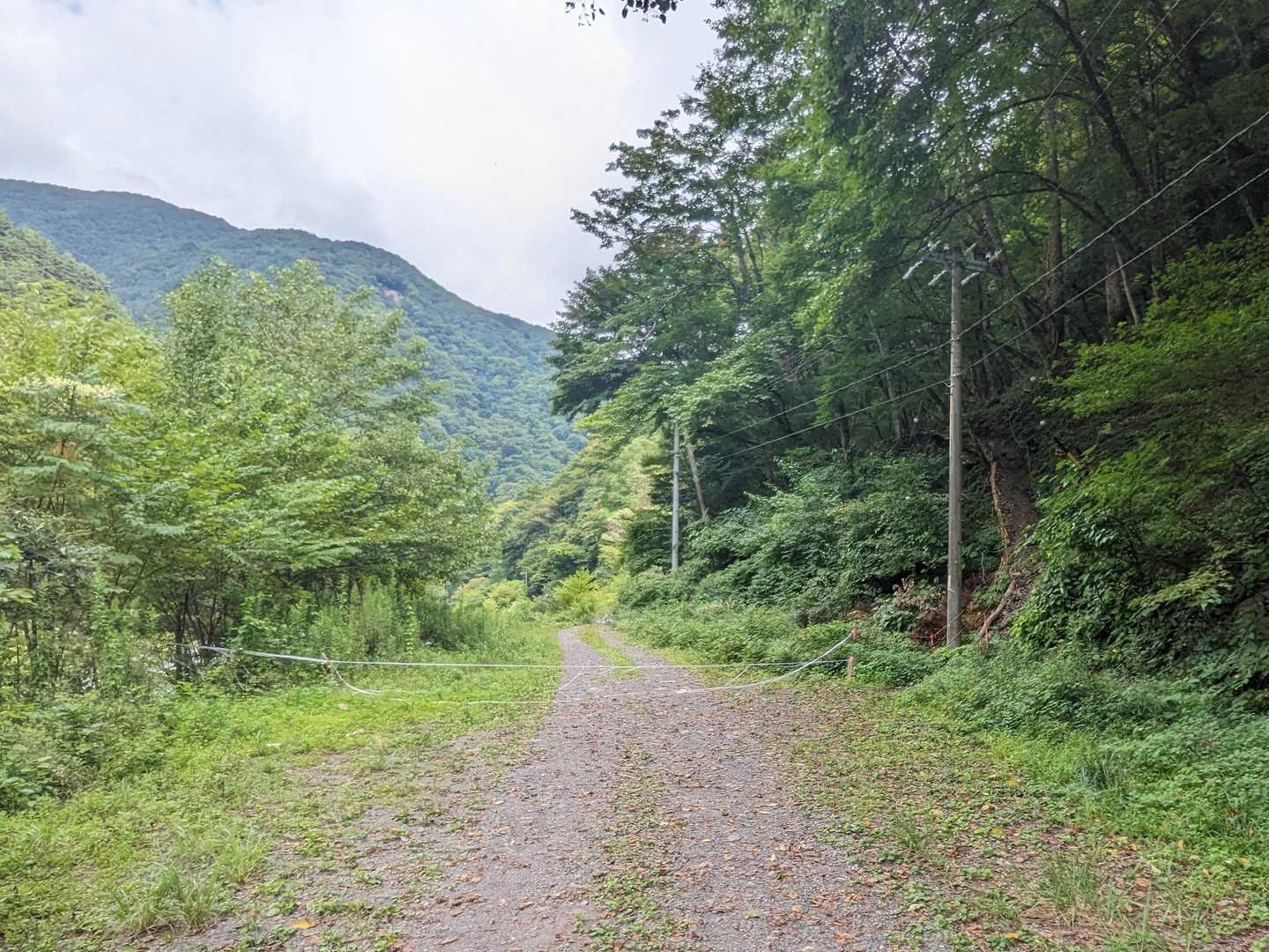 朝は暗くて見えなかったのですが、芝沢ゲートから５分ほどの崩落地点です。ロープが貼ってあって、迂回路は山側（右側）にあります！私は気づかず、ロープを乗り越え崩落地点に突入してしまいました。