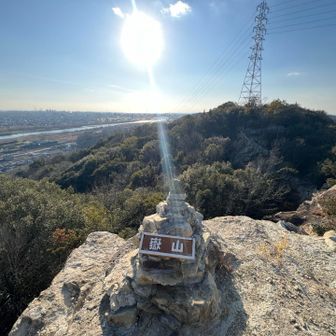 嶽山、とーちゃく🙂
この後降りて駐車場まで戻りました
12の低山の組み合わせですが、アップダウンありで結構楽しかった〜