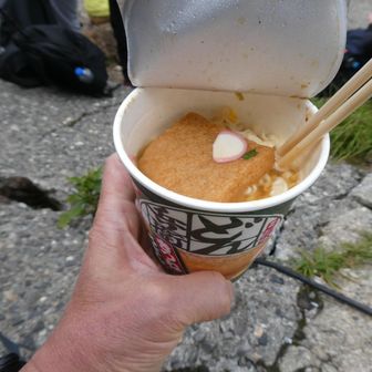 肩の小屋で昼食😋
縦型の「どん兵衛」が発売されました🦊