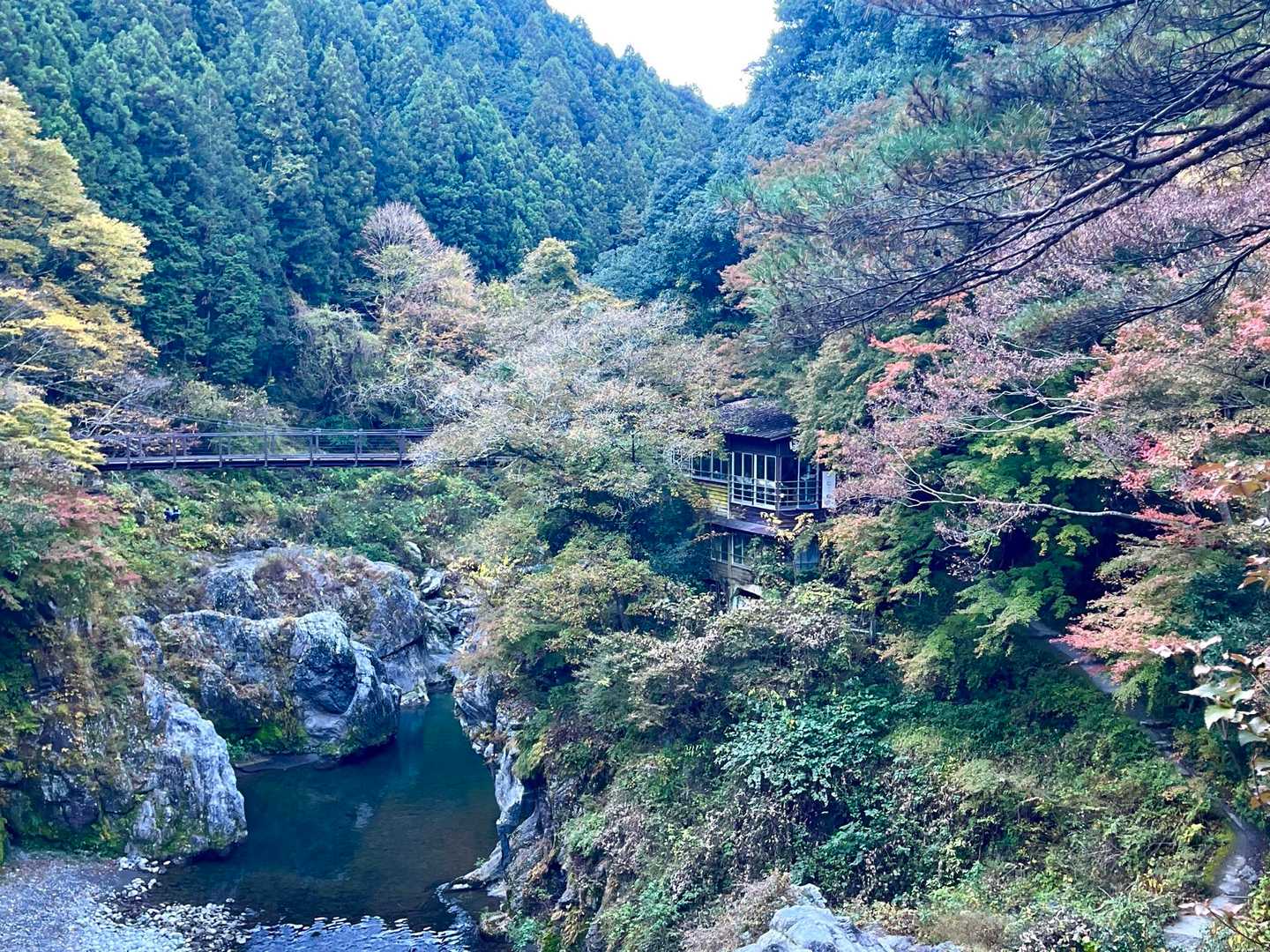 さらに進むと

鳩の巣小橋の手前に

絶景カフェぽっぽが見えてます😊