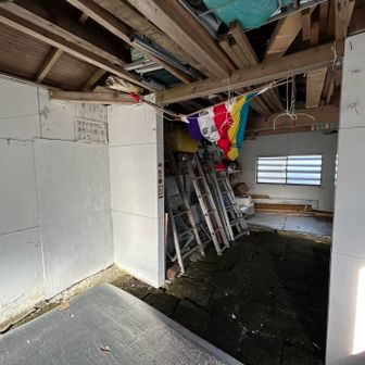 山頂避難小屋の中の様子
