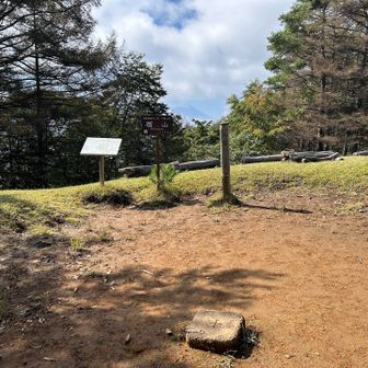 山頂標識（1,138m）と案内板、その奥に富士山
手前は？ 扇山の三角点はいつの頃からか廃点となっており、現在は標高点のみとなっている。