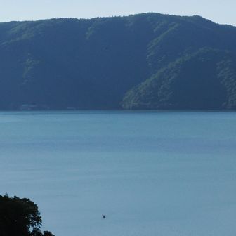 遠くに見えたカヤックが、どんどん近づいてきました。速い。
このあと高山への登山口付近の湖岸で、漕いでいた人と話をしました。