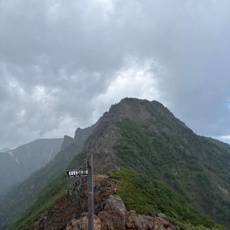 地蔵尾根を登り切った稜線にて。
2体目のお地蔵さんに深く感謝🍀
向こうに見えるのは二ヶ月前に歩いた横岳。