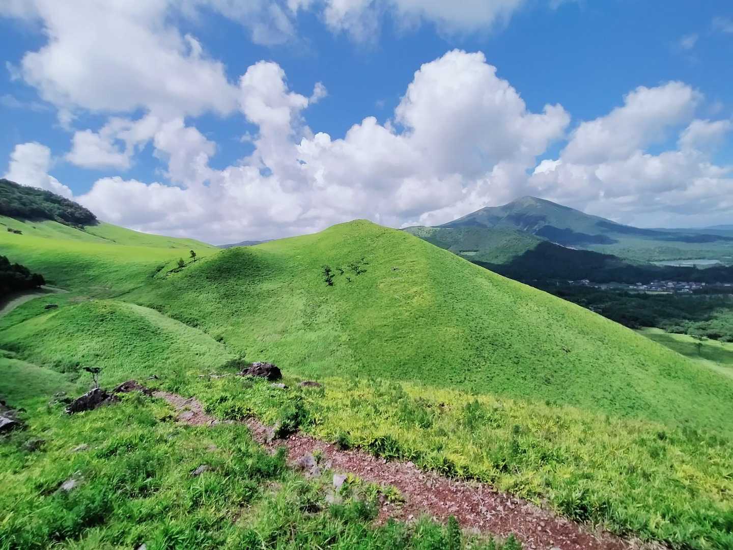 雲の流れが速いので山と草原の色合いがコロコロ変わって飽きない