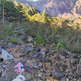 岩なだれの幅広いガレ場があるが、かなり親切にルート誘導されてて感謝