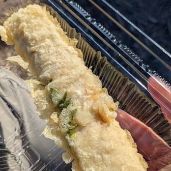 ツームシ山に戻ってお昼ご飯
九州に来たら、「おべんとうのヒライ」の「ちくわサラダ」を食べるのが楽しみ！ということで、今日もゲット✨