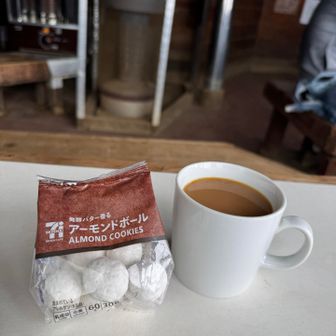 ホットコーヒーいただきます😊新しい女性の小屋番さんがいました✨優しそう☺️
コーヒーは値上がりして¥600です。貸切のような状態でゆっくり寛がせて頂きました。途中からモチベーションはこのコーヒー一択☕️熱くて美味しいコーヒーでした👍
