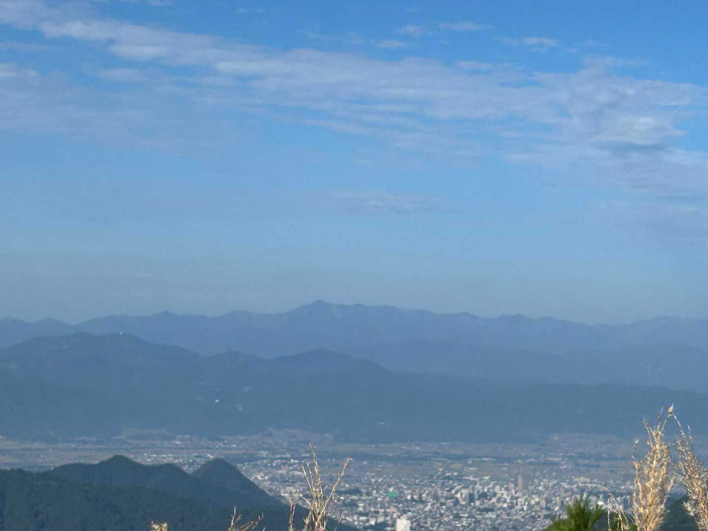 朝日連峰  あの三角の山が大朝日岳