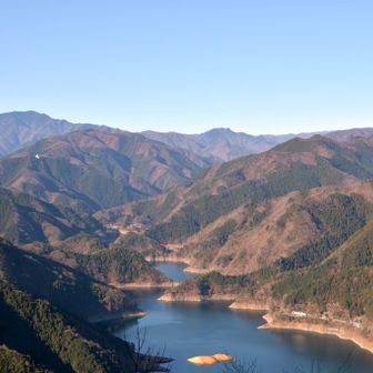 真ん中が黒川鶏冠山、左端のほうが大菩薩嶺