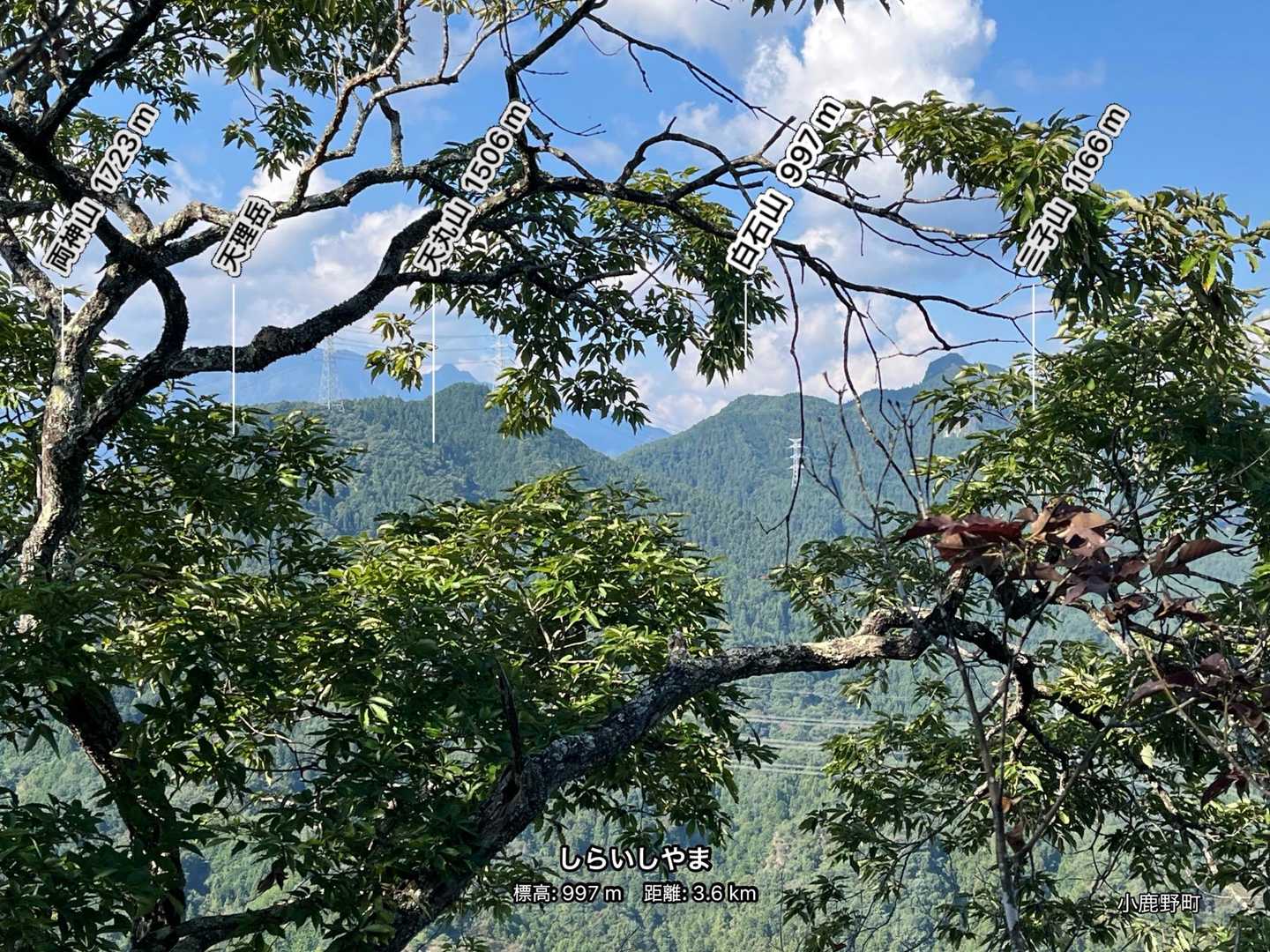 隙間から。白石山のてっぺんにはコーラの瓶があるらしく😎