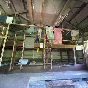 避難小屋に到着
中を拝見
なかなか整っている