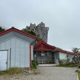 神社っぽさが皆無な神社。でもカッコいい岩を背後に背負ってます