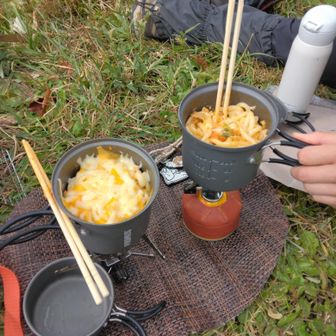 山頂めし
「キムチうどんチーズ乗せ」
材料　(うどん・豚肉・極旨キムチ・とろけるチーズ・水少量)
調味料不要😙