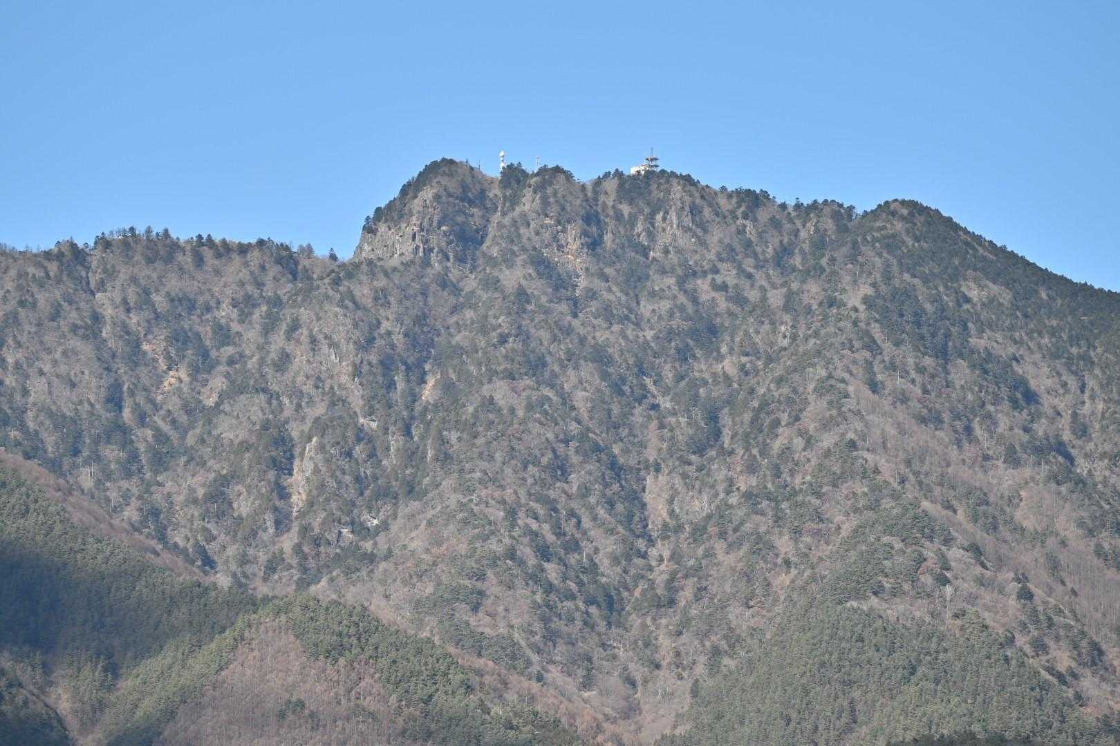 途中で気づいたけど三ツ峠山やね～

4時間でサクッと下りてきて、温泉を諦めて1時間40分かけて14時過ぎに帰宅
遠出して登山したのにまだ半日ある！

軽く昼寝して夕方から中目黒に出て、古着屋巡りしてヴィンテージのライダーコートとローファーを買ってしまった😅休日を満喫😉

高速空いてたのは寒波で出かける人が少なかったのかな