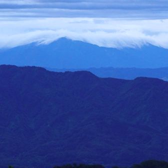 奥は巻機山
あそこで雪洞泊したメンバーが再会でした😄