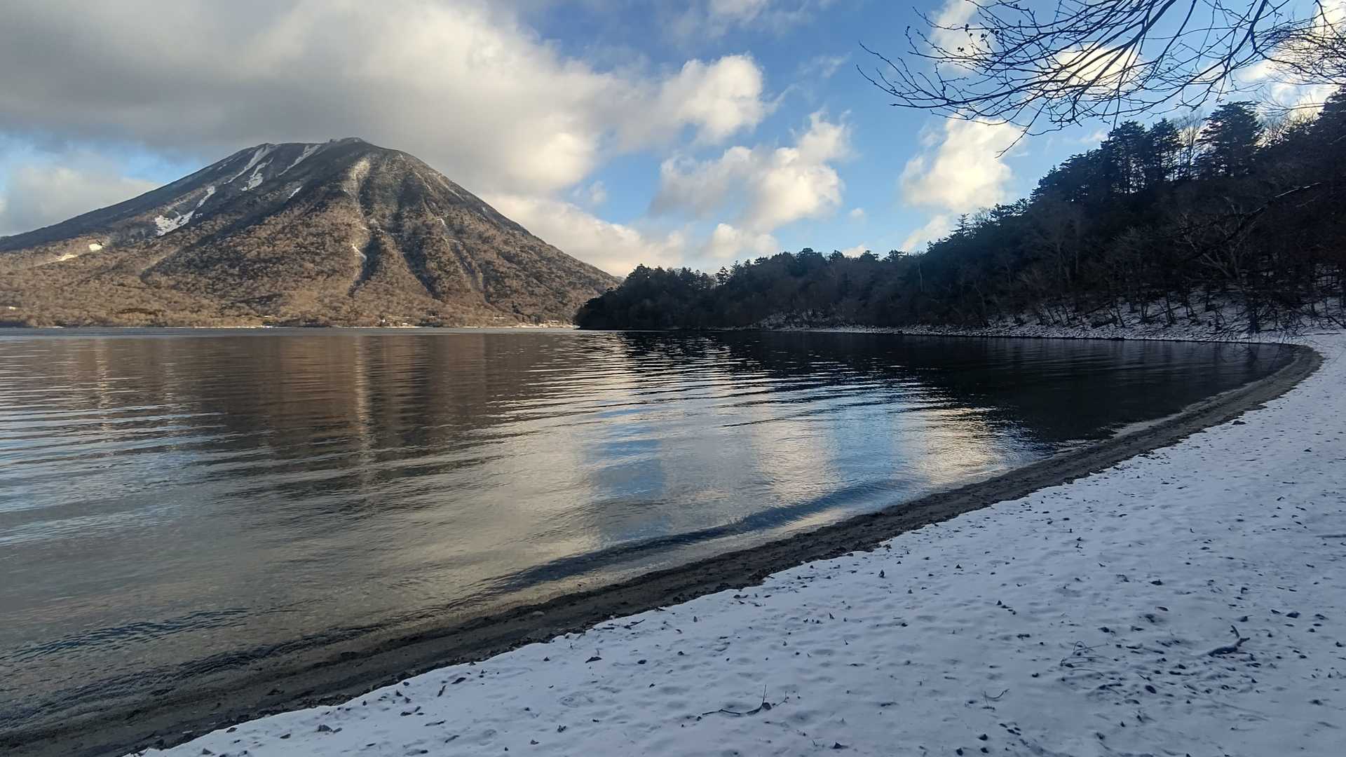 雪がうっすら積もって落ち着いた雰囲気の湖畔