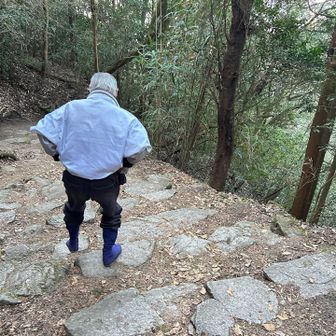 下山。
Mさん、かなり宝満山が久々とお聞きしたので、一緒に下山しました。地下足袋✨素敵です☺️
年齢に逃げてはいけない。サボリすぎたとご本人様言われてました💦(3月で83歳になられるそうです😳)
40代なんてまだまだです🫡💪