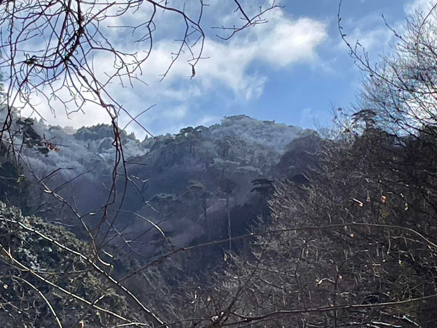 白くなっている❄️💖
テンション上がる〜

山頂方面有冠雪❄️💖
興奮喔～