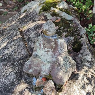 山頂の少し左に、小さなお地蔵さん　👀