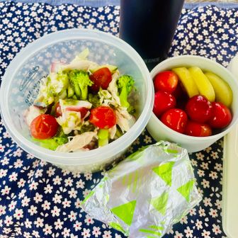 吾妻山でお弁当。
屋久島のガイドさんが、サラダを持って来ていたのを見て、マネしてみました。
山では炭水化物とたんぱく質ばかりになりがちだけど、野菜があると嬉しい♬