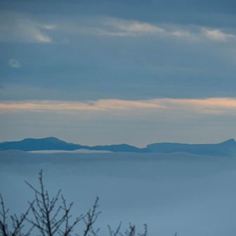 雲上に荒船山が見えている