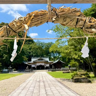 夏越の大祓の茅の輪くぐりをします。

今年後半も無病息災でいられますに

今年は、各所でたくさん茅の輪くぐりや、夏越の大祓をしております。