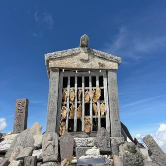 甲斐駒ヶ岳はワラーチの神様なのか🩴
（何のこっちゃ🤣）

山頂にある石の祠（ほこら）には、
多くのわらじ（草鞋）が奉納・架けられています。
これは江戸時代からの古い山岳信仰（駒ヶ岳講）の
名残であり、「足の病や不自由が治るように」と
祈願して奉納されたものです。

だそうです🤔