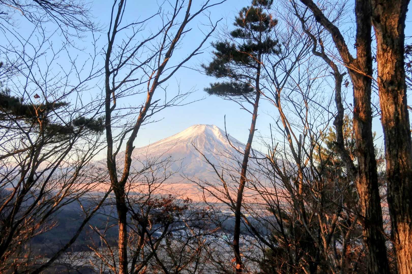 富士山に～☀️朝日が当たって
うっすらオレンジ色に🎶