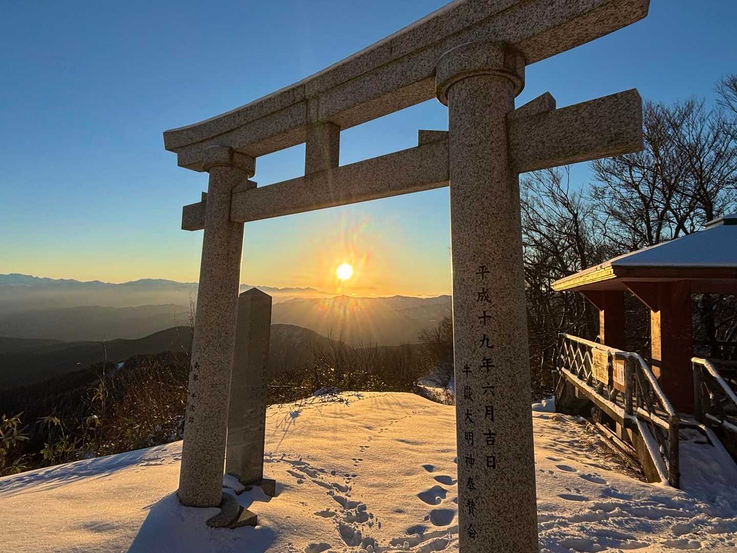 毎年、大量の放流が行われているにもかかわらず、日本への回帰率は年々下がってきており、日本の鮭の漁獲量はここ20年で４分の１以下になってしまっています。