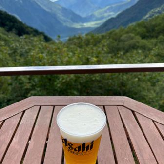 上高地方面を眺めながら、生ビール🍺
1人乾杯、サイコー！
