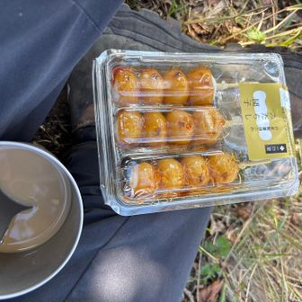 とにかく飯🍚やぁ(￣∇￣)
本日は　あまりにもヒィーヒィー🥵やったんで
団子🍡🍡🍡します
とにかく、まずは、コーヒー☕️ とタバコ🚬してからの