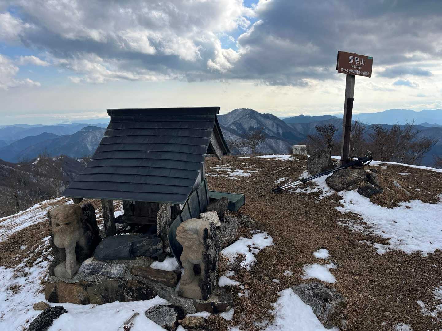 山頂は風が強い