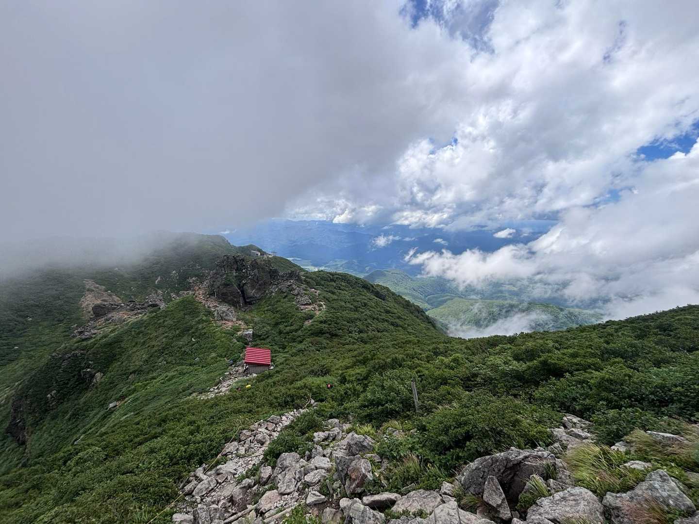 おっ.ᐟ.ᐟ雲の切れ間から麓がᨒ𖡼.𖤣𖥧