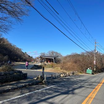 いつのまにか山頂近くの休憩所に到着🥾
ここには綺麗な水洗トイレあり✨