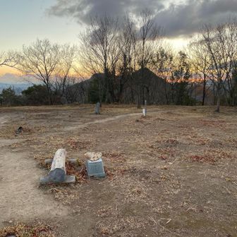 山頂は開けている。